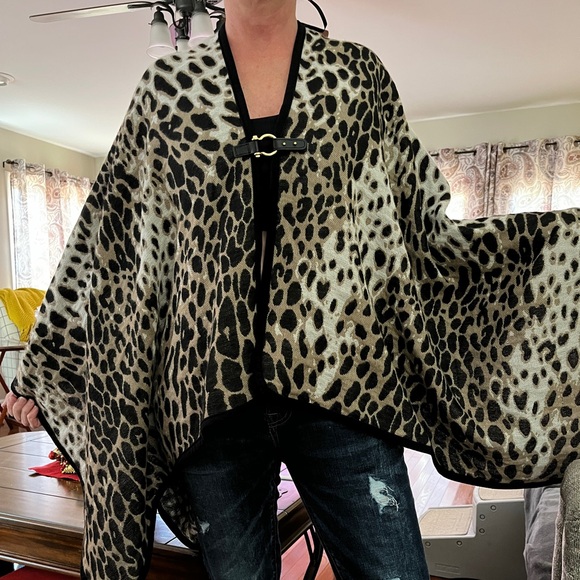 Marc New York Leopard Print Pancho Cape with Gold Clasp and Black Trim One Size - Picture 8 of 9